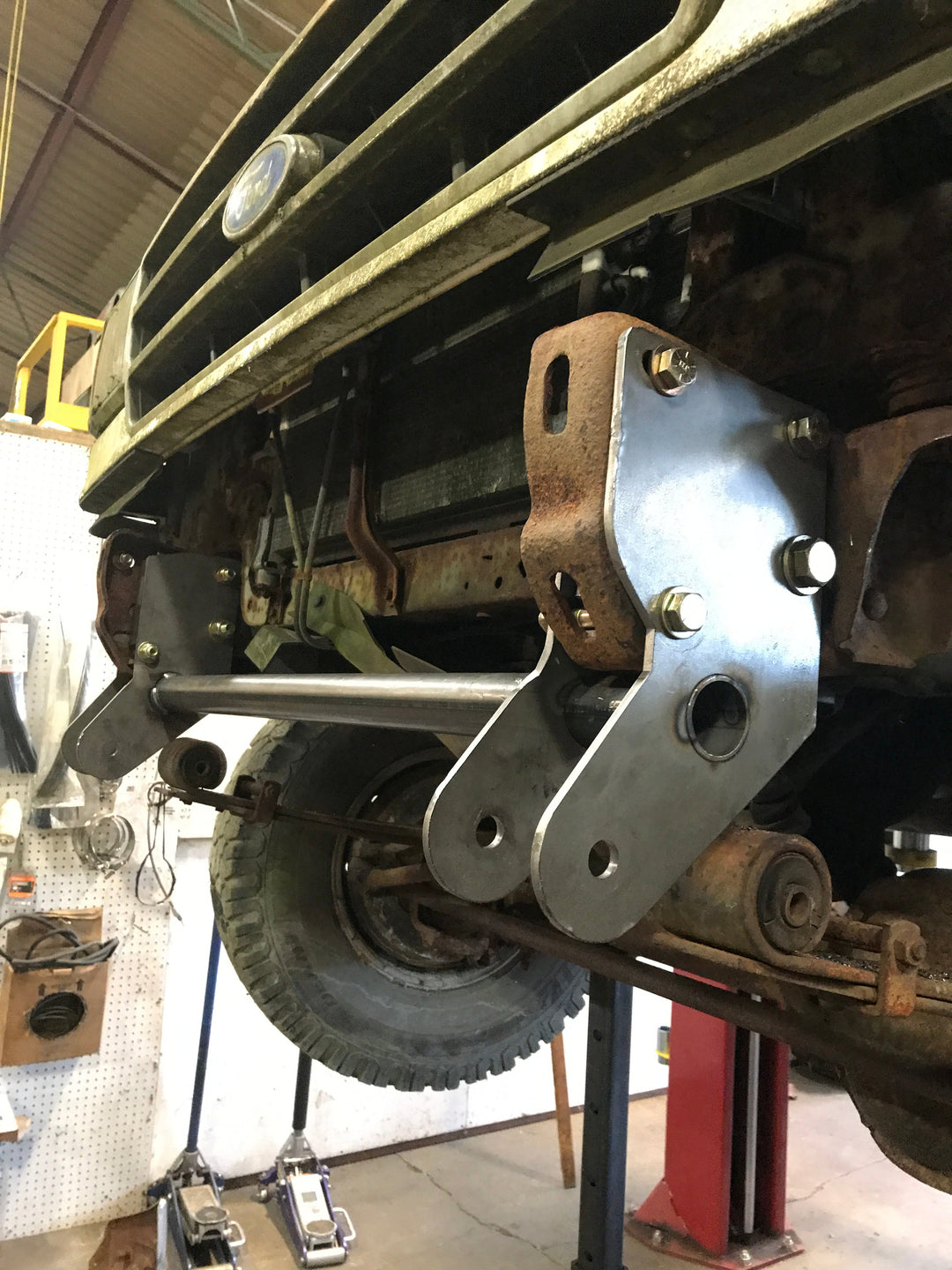 85-91 Ford F-350 4x4 2" Front Shackle Reversal (Super Duty Spring)